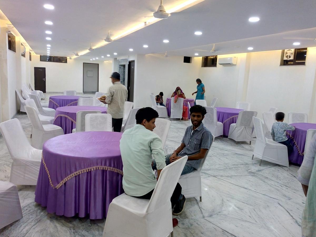 Hotel Sar Kamla Dham Skd Vrindavan Fully Vaccinated Staff Vrindāvan Exterior photo