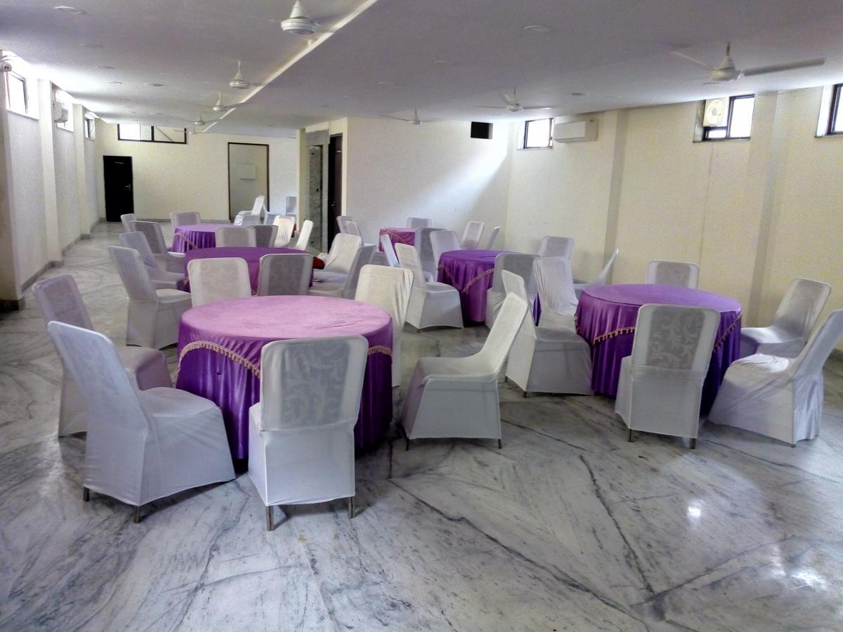Hotel Sar Kamla Dham Skd Vrindavan Fully Vaccinated Staff Vrindāvan Exterior photo